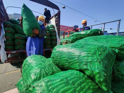 战“疫”中的城市保供“接力赛” 走近蔬菜批发、商超、物流一线职工