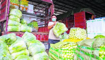 米面油蛋货源充足，蔬菜瓜果品类齐全，保障市场稳定供应