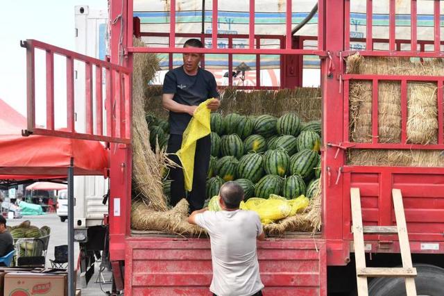 探访新发地“冰工厂” 日产冰块400吨，为蔬菜保鲜保驾护航